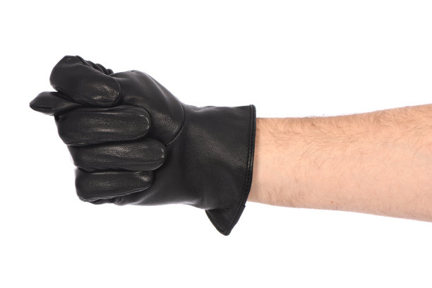 在白色背景上戴黑色皮革手套的人，特写。图片下载