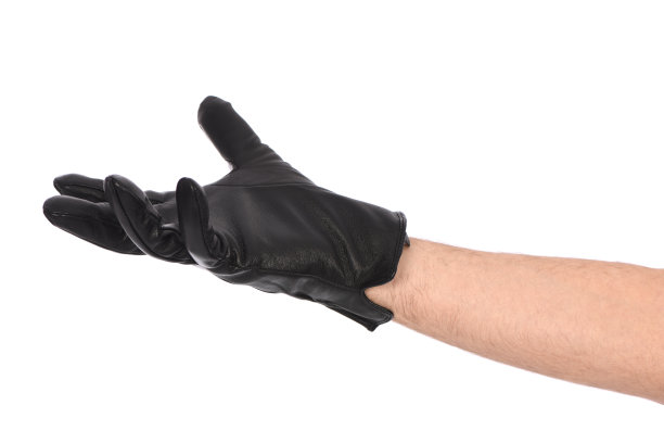 在白色背景上戴黑色皮革手套的人，特写。图片下载
