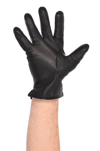 在白色背景上戴黑色皮革手套的人，特写。图片下载