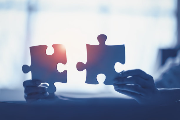 人类手里拿着一块块的拼图。图片下载