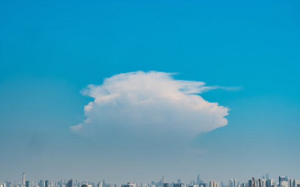 城市景观全景。地平线上有建筑物。自然景观与城镇蓝天。图片下载