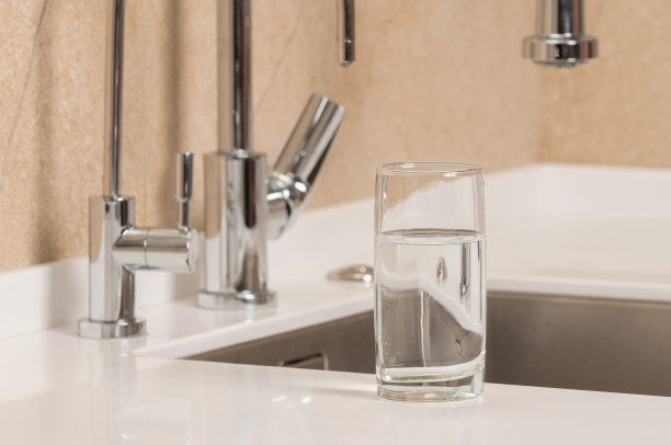 厨房桌上放着一杯干净透明的饮用水图片下载