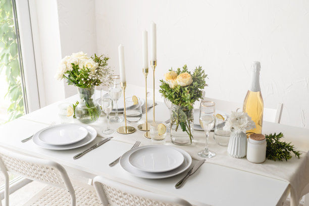 婚礼的装饰。婚礼桌上用白玫瑰装饰图片下载