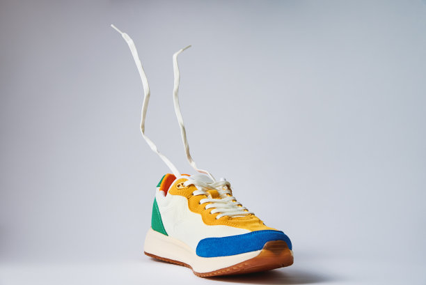 时髦的青年鞋飞舞的鞋带在白色的背景图片下载