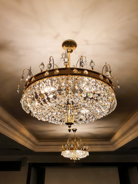 两个黄金豪华古典吊灯或水晶挂件的光泽。光泽纹理，正面视图，天花板图片下载