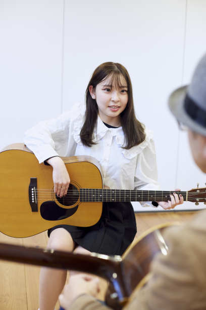 日本男人和女人在弹吉他图片下载