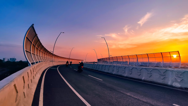 雅加达察空上空的美丽日落图片下载