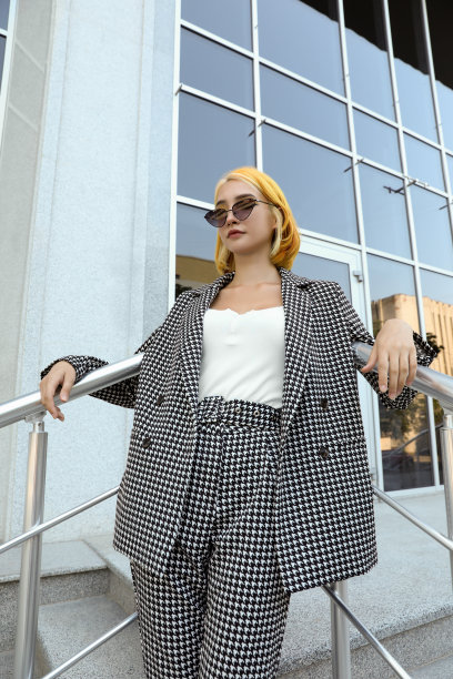 漂亮的年轻女人，头发染得很亮，戴着太阳镜在户外图片下载