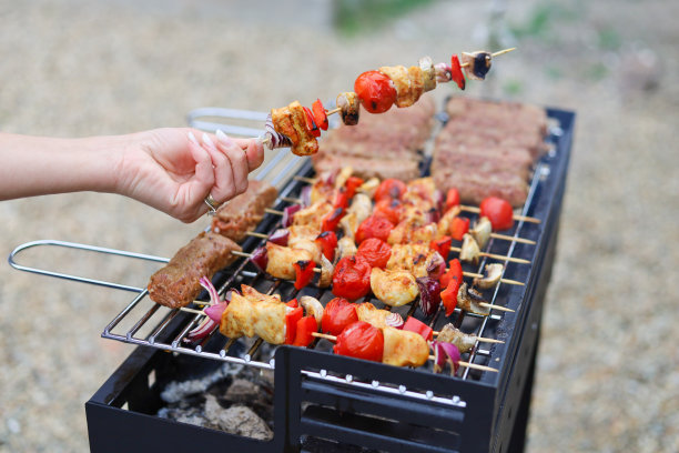 女人在家里烧烤图片下载