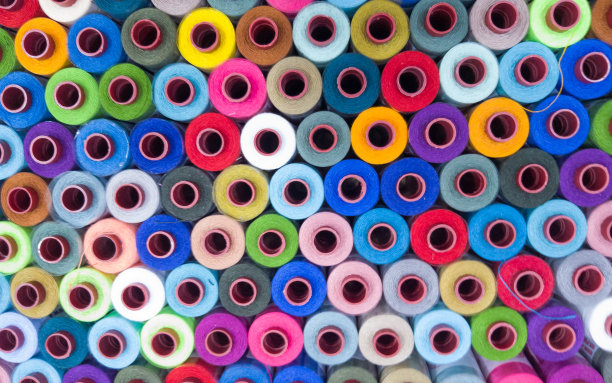 彩色线轴辊堆，图案，高角度视图图片下载