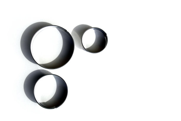 三个不同大小的圆圈，用于在白色背景上切割曲奇饼。图片下载