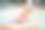 学龄前的小女孩在后院的地上用彩色粉笔画彩虹。积极快乐的蹒跚学步的孩子画画和创造图片。夏天有创意的户外活动。图片下载
