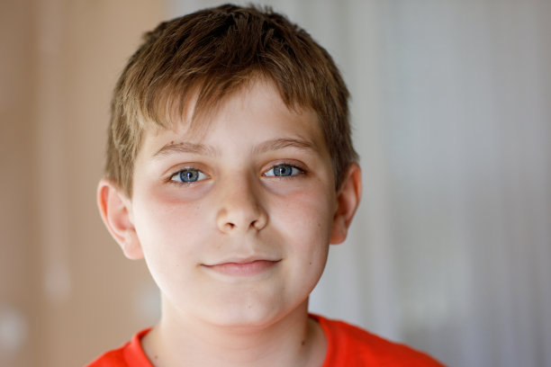 少年男孩的肖像。漂亮快乐的孩子看着镜头。学生微笑。教育的概念。图片下载