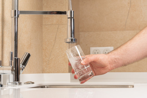 把杯子装满干净、干净的饮用水图片下载