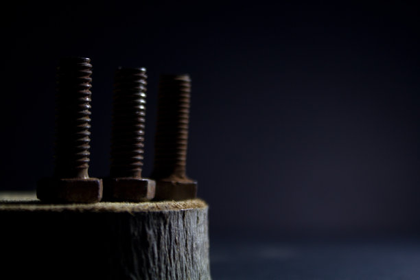 木头上的螺丝帽生锈了图片下载