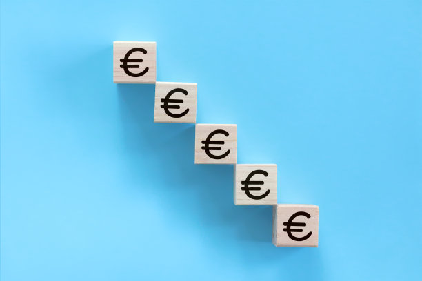 有欧元标志的积木。图片下载