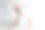 年轻女子身着白色服装，练习瑜伽勇士式，virabhadrasana图片下载