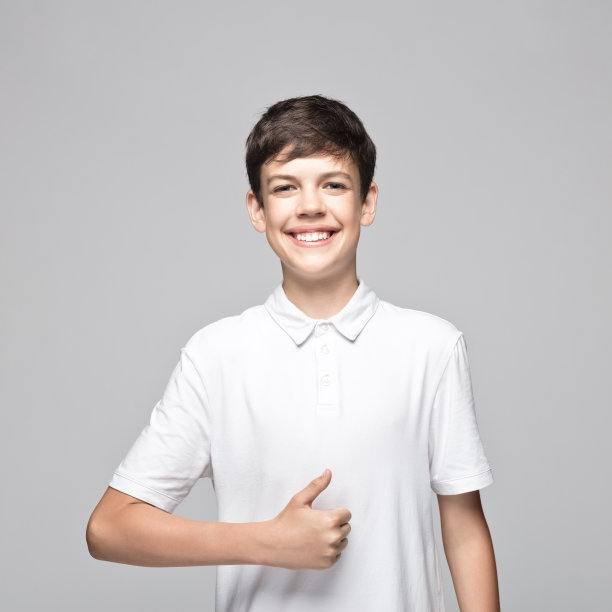 快乐的少年竖起大拇指图片下载