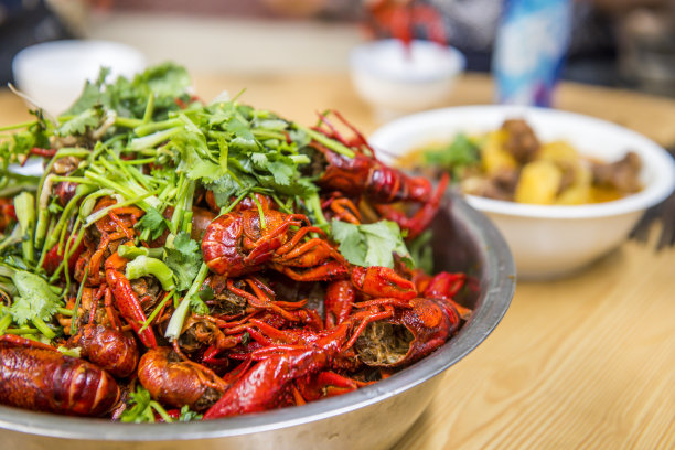 桌子上铝盆里的小龙虾图片下载