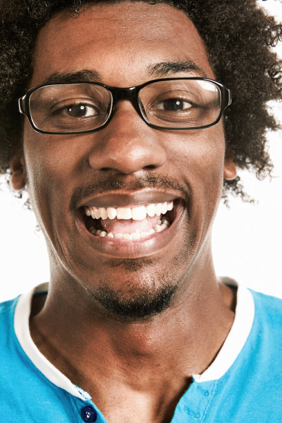 英俊的书呆子戴着眼镜对着镜头笑图片下载