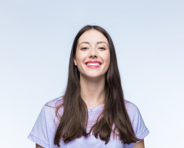 露出露齿微笑的漂亮女人图片下载