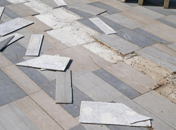 水池的碎瓦图片下载