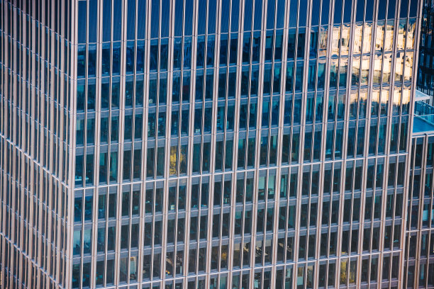 办公楼外部全框架的玻璃和钢框架窗户图片下载