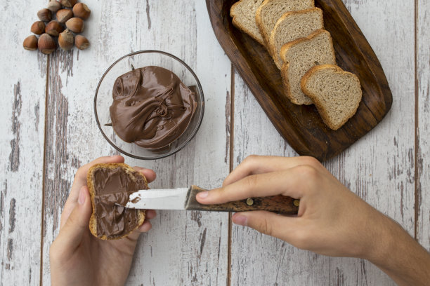 美味的早餐由面包、巧克力奶油和牛奶制成图片下载