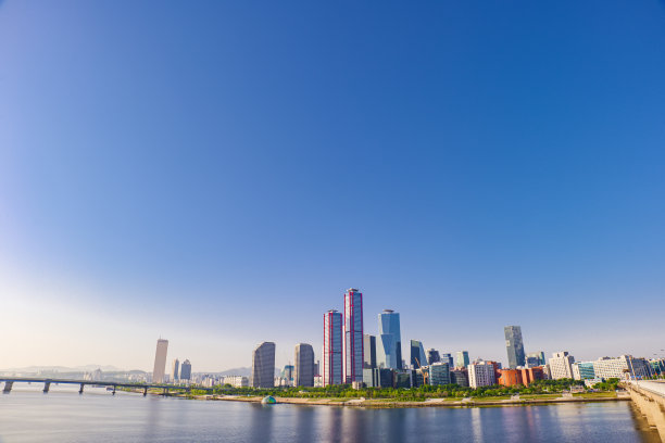 图为上午在首尔汉江汝矣岛的摩天大楼图片下载