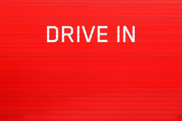 红色墙上的停车标志图片下载