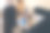 年轻女子在家和男人视频聊天。图片下载