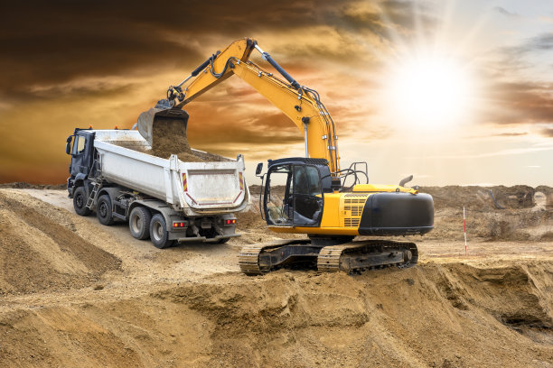 挖掘机在工地上工作图片下载