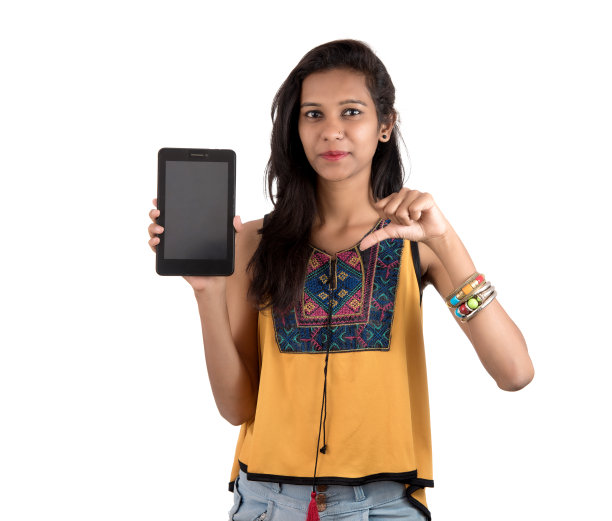 年轻美丽的女人拿着空白屏幕的智能手机在白色背景图片下载