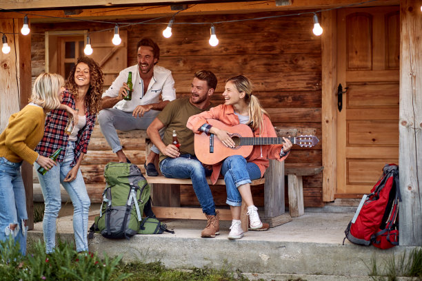 朋友们在美丽的小屋里弹吉他，喝啤酒图片下载