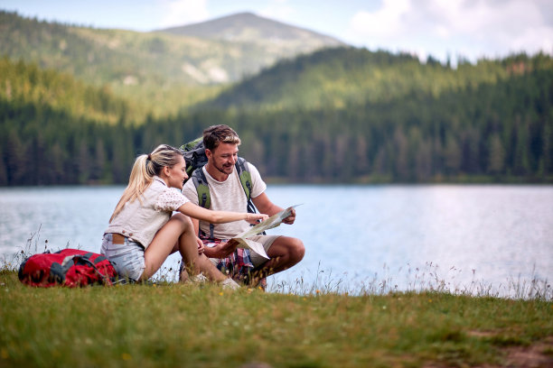 看旅行地图的夫妇。冒险在山图片下载