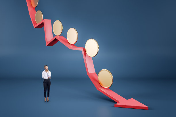 沉思的年轻女商人与抽象的红色箭头和金色硬币图片下载