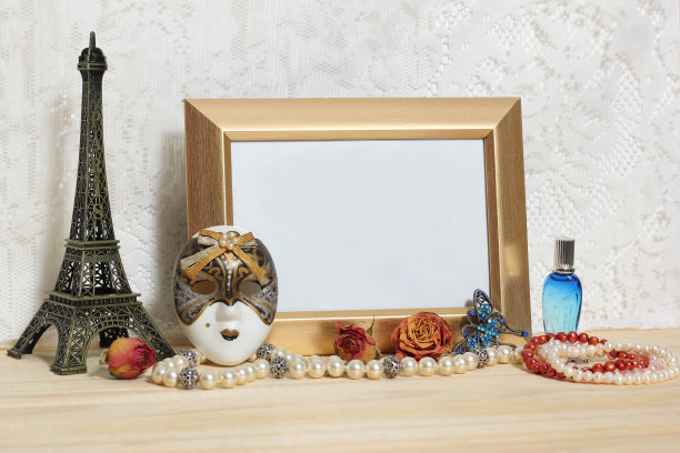 带有埃菲尔铁塔和狂欢节面具的空相框图片下载