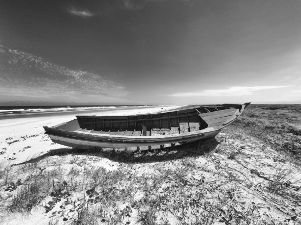 毁坏的渔船图片下载