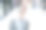 在机场拖着行李的亚洲女游客。图片下载