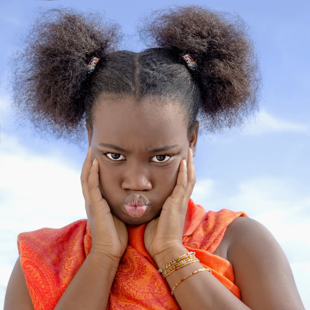 女孩扎着辫子做鬼脸，十岁，蓝天白云，户外写真，照片图片下载