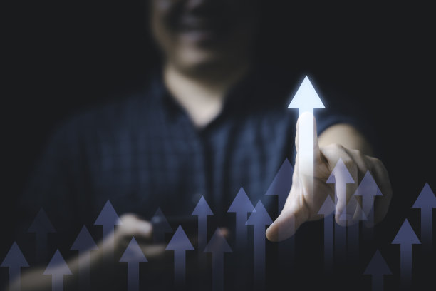 商人触摸到发光增长箭头为企业利润和投资增长的概念。图片下载