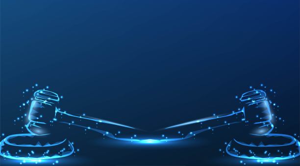 正义的天平，小木槌的象征。律师事务所、律师、公证人的概念。低聚线框网格设计。在深蓝色的背景上。矢量图图片下载