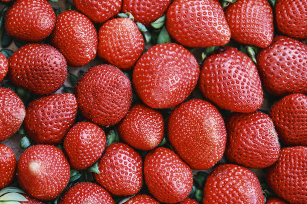一盒红色草莓的俯视图。图片下载