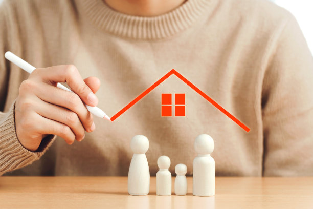 家庭生命财产保险概念。木雕代表家庭，是保险的象征。代表覆盖率的保护模式。图片下载