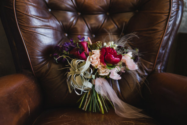 美丽的现代新娘花束色彩鲜艳的鲜花与丝绸丝带。图片下载