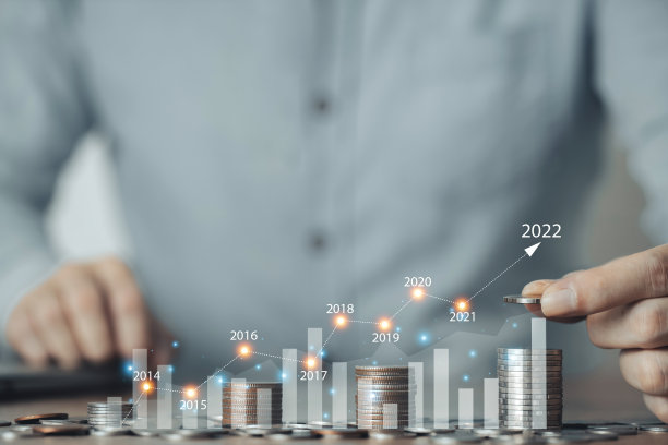 商人堆叠硬币以节省资金，2022年股票市场金融和投资增长，商业金融背景管理图片下载