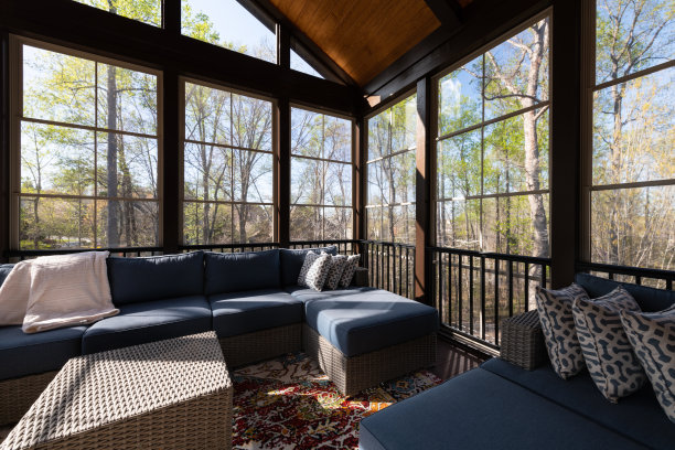 春天里舒适的门廊图片下载