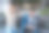 家庭吵架，男人和女人坐在家里的沙发上。愤怒的女人对她的丈夫大喊大叫，责怪他。男人沉默了。他听着，抱着头，很尴尬图片下载