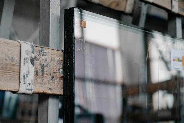 本厂为铝型材和PVC门窗生产。工业设备的细节。图片下载