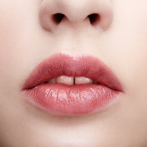特写微距肖像的女性部分的脸。人类女人的嘴唇用了日妆。女孩完美的嘴唇形状图片下载